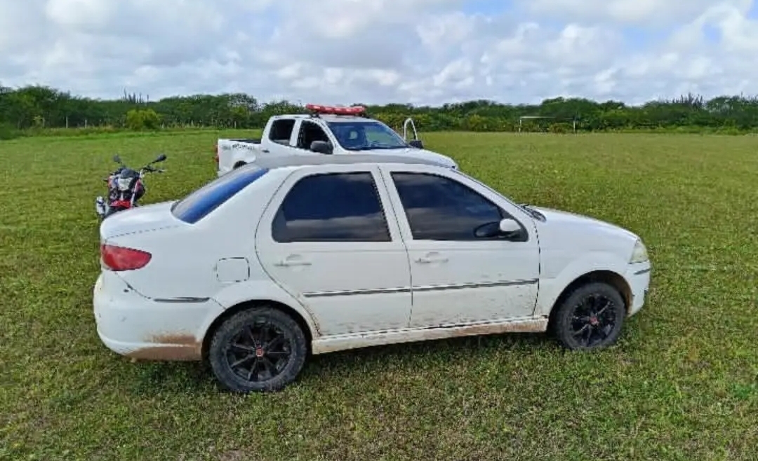 Carro roubado é recuperado em Serra Caiada