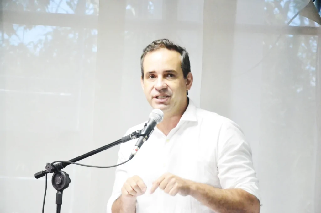 “Turma que destruiu o Rio Grande do Norte”, diz Cadu Xavier sobre palanque de Allyson Bezerra